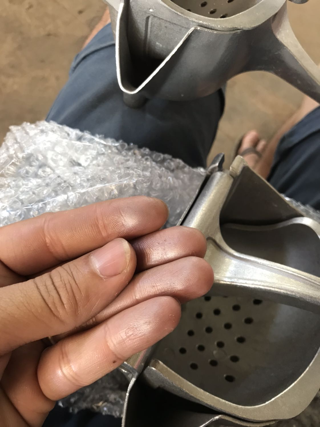 Lo ngại ảnh hưởng sức khoẻ khi sử dụng, sản phẩm cũng không giống mô tả, không có khây nhựa, khi rà tay vào sản phẩm thì có lớp sơn dính trên tay. Nếu Ko đổi được sản phẩm an toàn thì đề nghị Tiki hoàn tiền lại.