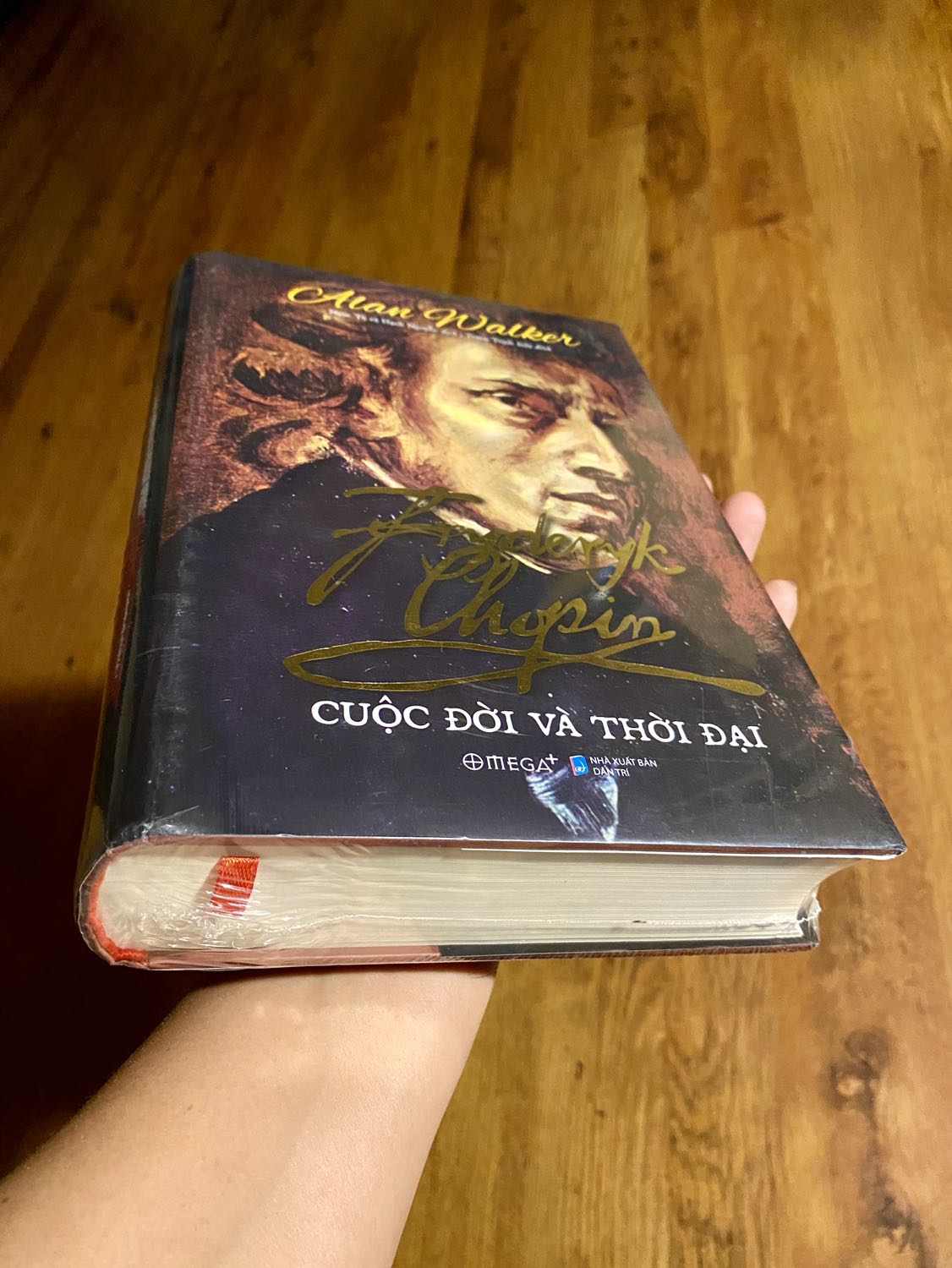 Sách nguyên seal, ko móp méo.