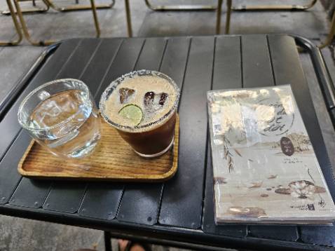 Nội dung nhẹ nhàng, khơi dậy lại hình ảnh ký ức tuổi thơ.
Các câu chuyện về khoảng thời gian đã đi qua rất cảm động