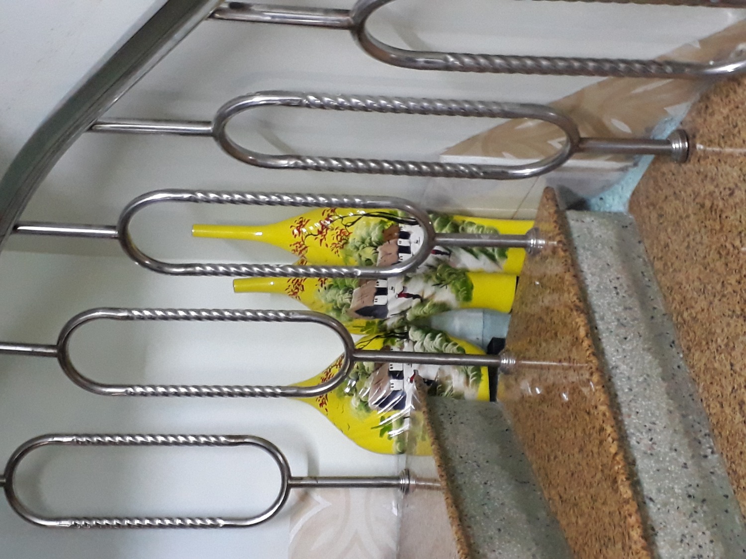 Bộ 3 bình sản xuất rất đẹp, có chiều cao tương xứng vừa họp với không gian trang trí của cầu thang phòng khách, cảnh tranh trên bình rất đep. bình chất lượng, có trọng lượng.
tôi cảm thấy hài lòng và cho 5 sao.