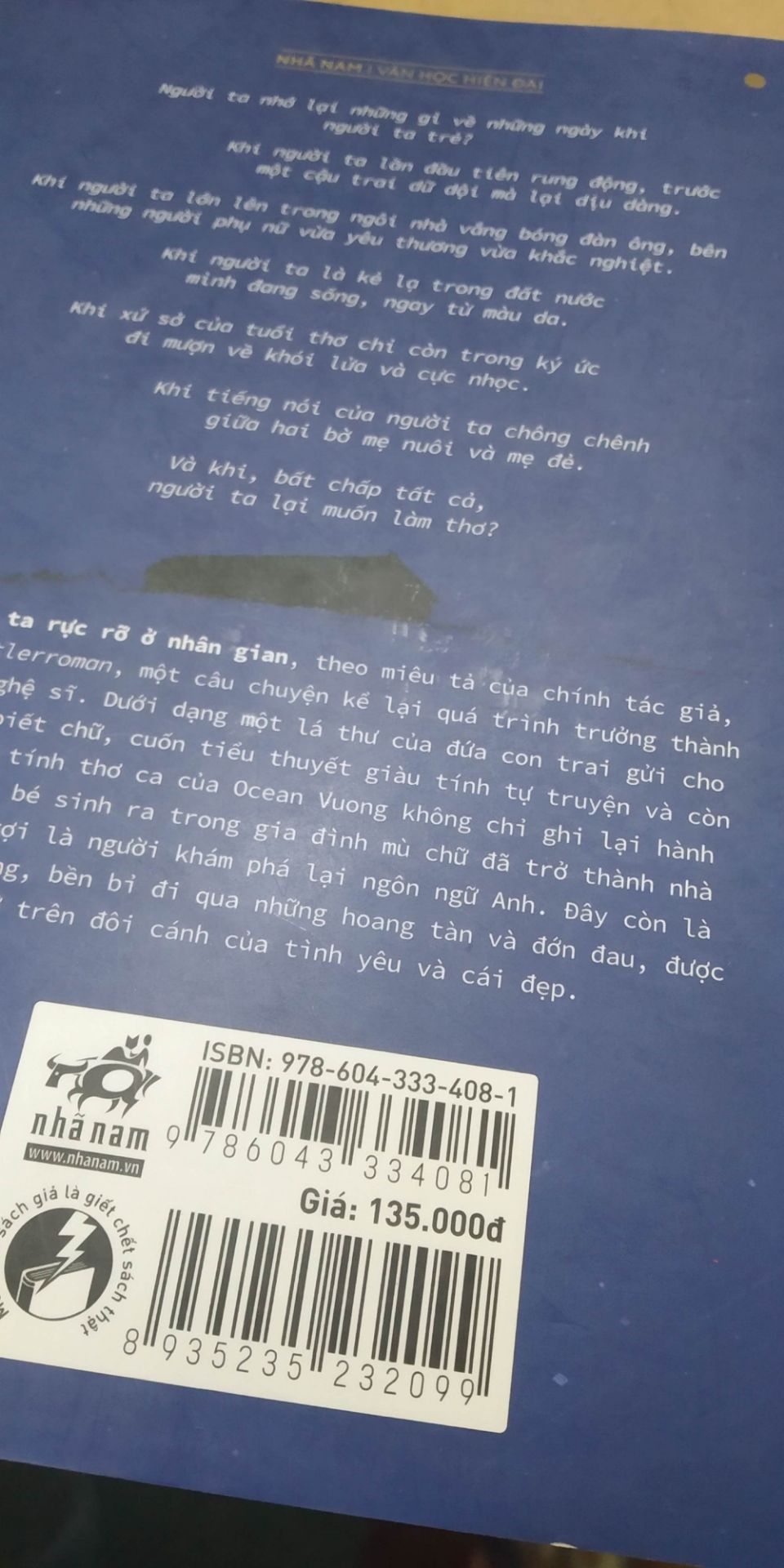 sách không có bọc, quăn mép, bìa xước xát nhiều, giấy còn hơi quăn làm mình còn nghi không biết sách thật hay giả, nhưng keo dán chắc và dàn trang ngay ngắn. Hơi mất điểm phần nhìn nhưng bản dịch được đánh giá tốt nên nếu muốn đọc để trải nghiệm ngòi bút của ocean vương thì không phải vấn đề lớn. sách không có bọc, quăn mép, bìa xước xát nhiều, giấy còn hơi quăn làm mình còn nghi không biết sách thật hay giả, nhưng keo dán chắc và dàn trang ngay ngắn. Hơi mất điểm phần nhìn nhưng bản dịch được đánh giá tốt nên nếu muốn đọc để trải nghiệm ngòi bút của ocean vương thì không phải vấn đề lớn.