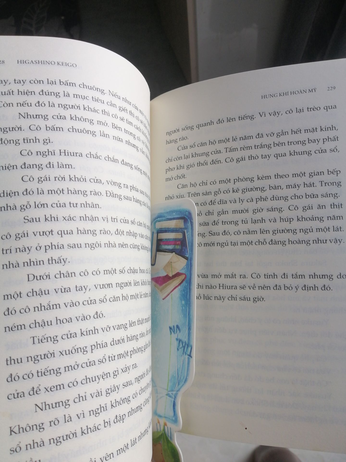 Sách mới, hàng giao nhanh. Nội dung sách thì tạm ổn,không gì nổi trội. Kiểu vừa đọc đã có thể hình dung kết cục là gì, giống như bố cục của câu chuyện quá phổ biến ấy nên...không biết nữa, có thể đối  với mình thì là v bởi mình đọc nhiều quá chăng? Còn đối với những bạn thích tính logic trinh thám thì sách cũng ok đấy