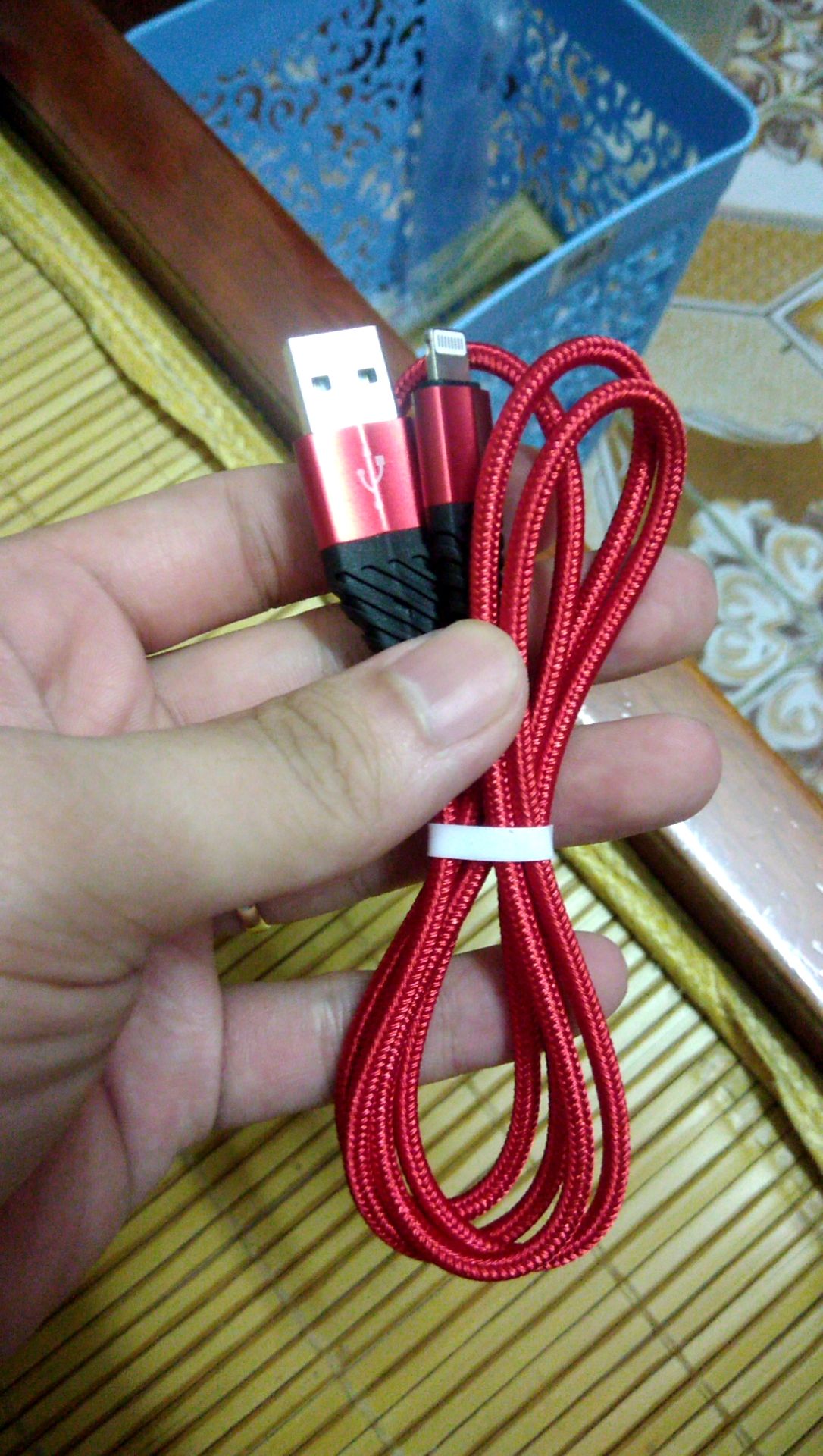 Cáp sạc thì đẹp đấy, nhưng đặt Micro lại giao lightnigh.