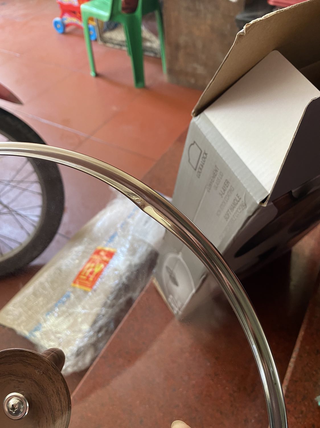 Chảo thì ok. Nhưng đóng gói hơi kém nên vung bị móp méo 1 xíu. Chỗ méo này mình có thể dùng kìm nắn nhẹ nhàng lại được và cũng ko ảnh hưởng gì mấy nên nhận bình thường. Nhưng nghĩ tiki nên đóng gói cẩn thận hơn cho tất cả sản phẩm giao tới tay khách hàng.