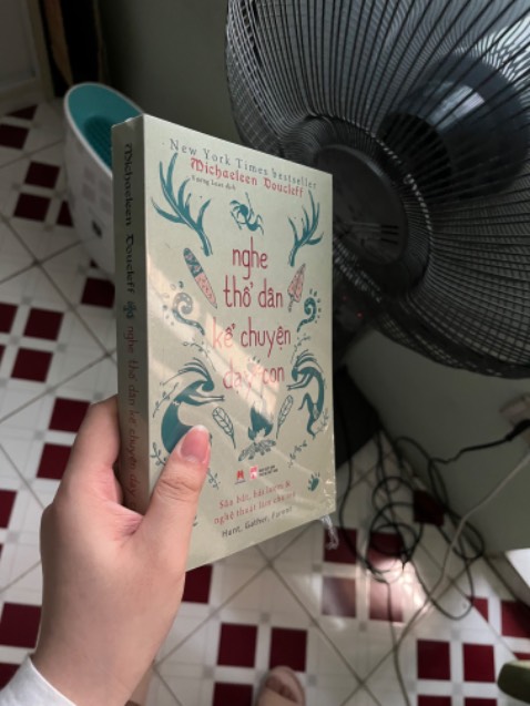 Mình thấy sách của Huy Hoàng nhìn chung đều có nội dung rất hay và mang tính thời đại. Cuốn này mình không nghĩ là dày thế đâu, hơn 400 trang. Sách có bookcare nên có bọc. Cảm nhận của mình khi đọc những trang đầu tiên và đọc lướt qua 1 số phần rằng đây là 1 cuốn sách sẽ lật ngược và bác bỏ rất nhiều cách nuôi dạy con hiện đại. Mình thích nội dung sách đi vào những vấn đề cốt lõi chứ không lan man, lại còn có phần thực hành. Và cốt lõi nội dung tác giả muốn đặt ra là sự gắn kết và tình yêu thương giữa người với người từ các thế hệ với nhau, sự kiên nhẫn của bố mẹ với con cái mới là cách nuôi dạy 1 con người theo đúng nghĩa. Tác giả không giáo điều và mở ra 1 góc nhìn khác cho người đọc. Sách còn có bookmark hình tròn nhưng mình không chụp. Đây là cuốn sách đáng đọc và đáng để bỏ thời gian ra đọc chậm 1 chút