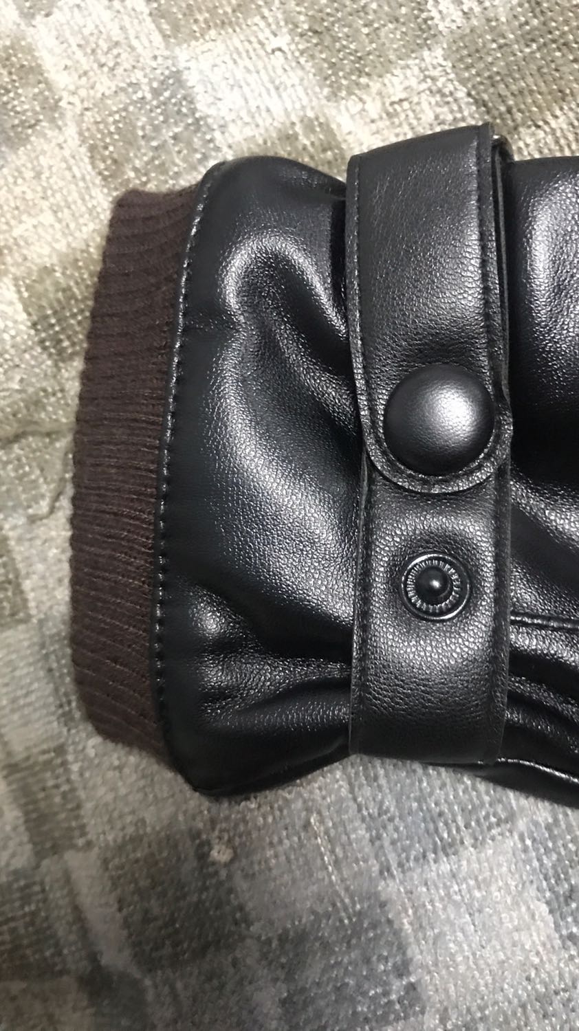 Găng tay mềm, co giãn tốt, đường may tỉ mỉ chắc chắn. Lớp da bóng đẹp mềm mại nữa. Lớp lót nỉ lông ở bên trong khi đeo cho cảm giác dễ vừa tay và dễ chịu. Shop giao hàng nhanh hai ngày là lấy được sản phẩm rồi. Uy tín, ủng hộ shop