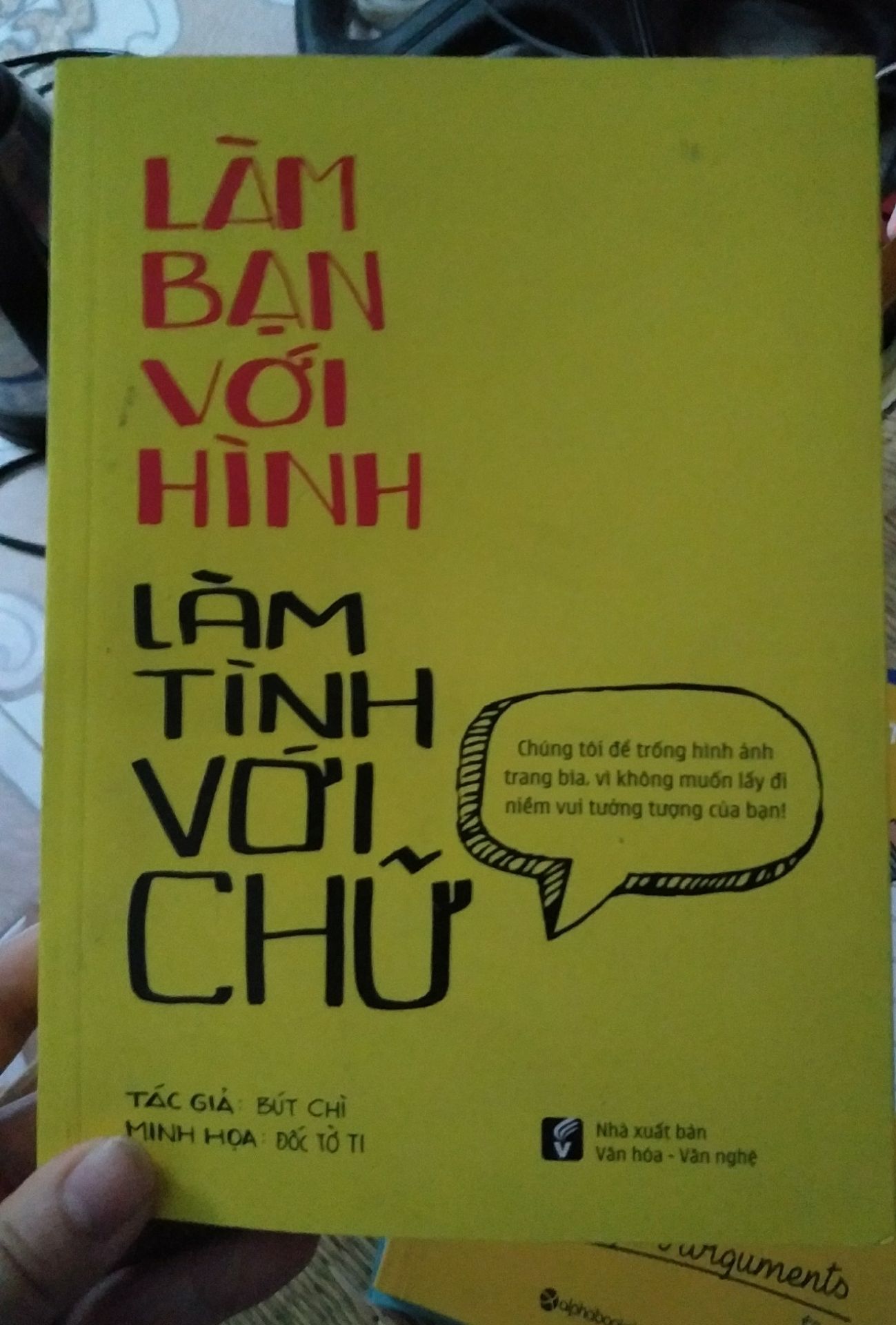 Đây là cuốn sách đầu tiên giúp mình khai thông kinh mạch về khái niệm copywriter, và ngành quảng cáo. Rất ấn tượng với cách thể hiện của tác giả, vui vẻ, hài hước, "mặn mà". Mình đọc cuốn sách chỉ trong một ngày. Vừa đọc vừa ghi lại được nhiều câu rất chất của tác giả Bút Chì. Ví dụ như :

-Quảng cáo là lớp áo của thương hiệu. 
-Quảng cáo không xấu như bạn nghĩ. Quảng cáo xấu hơn.
-Đời là bể khổ. Qua được bể khổ là qua đời 
-Mạnh chưa đủ phải đúng gu
-Nếu muốn bẻ luật, phải bẻ cho khéo. Bẻ mà không khéo người méo là bạn. 
-Con tằm rút ruột nhả tơ. Copywriter rút ruột nhả chữ. 
-Thở ra hơi, hắt xì ra nhạc.
