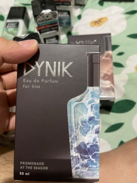 Nước hoa của SCC hương biển tươi mát, mùi rất thơm mát năng động. Mình biết đến SCC nhờ sữa tắm Cindy rất thơm nên khi thấy công ty có dòng sản phẩm nước hoa nên mạnh dạn mua dùng thử. 3 tầng hương rất rõ rệt.