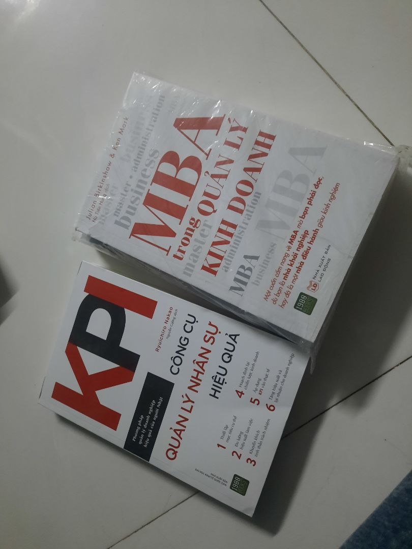 mình mua rất nhiều sách của tiki rồi. mà buồn thay, đây là lần đầu tiên mình bị trường hợp trách bị móp và bìa bị đóm vàng như này. trừ 1 sao nhé.