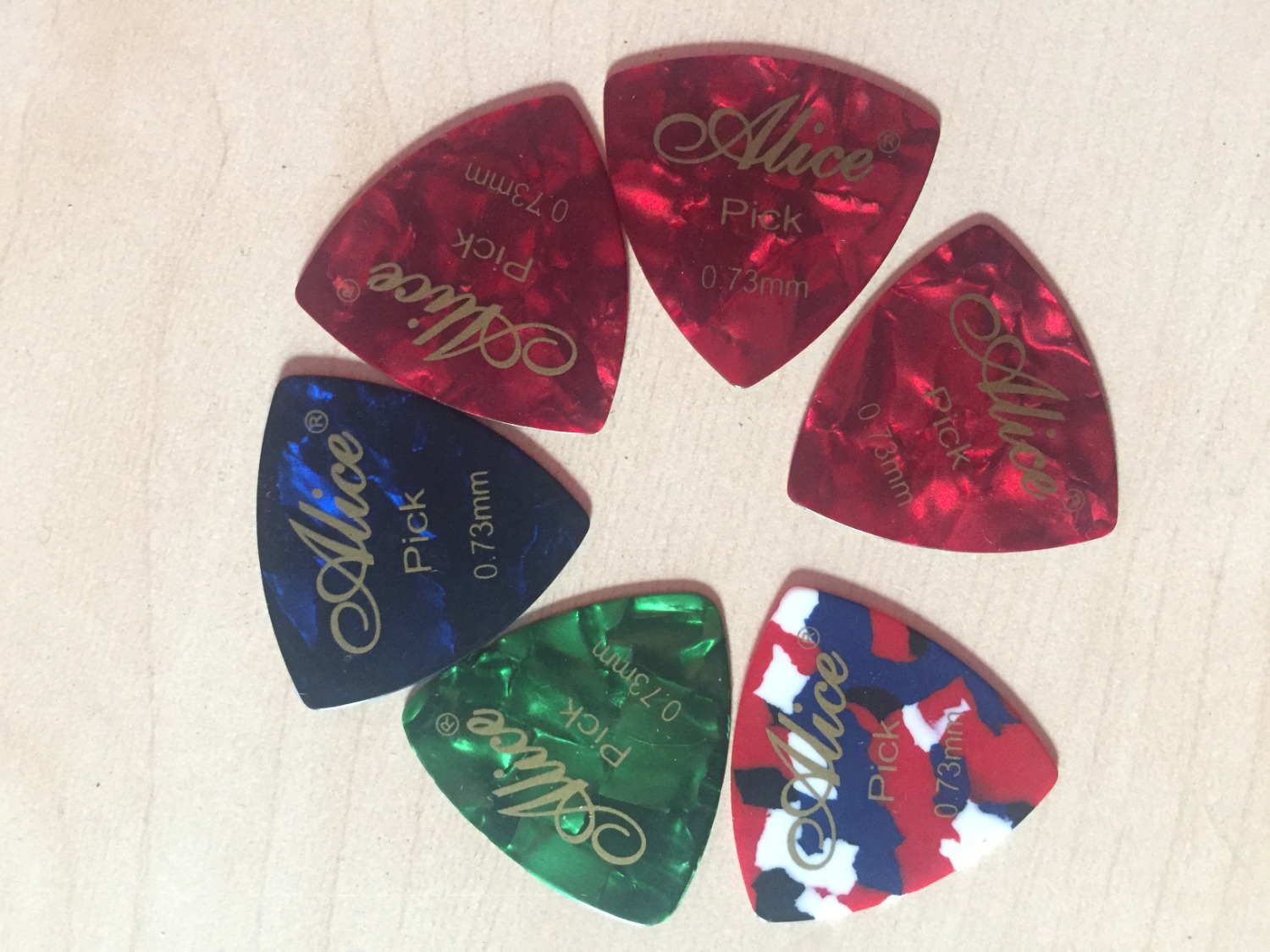 Mình mua đàn người ta tặng cho 3 cái pick 0.73mm. Muốn mua pick > 1.mm và có hình giọt nước như hình nhưng khi giao thì giao cho toàn pick 0.73mm hình tam giác đều Haiz,... đăng để mọi người biết không bị mua nhầm.............
Mua xong mà muốn vứt đi quá, ai cần tôi cho...