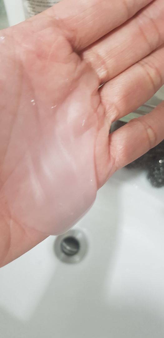 giờ mình mới biết tiki kiểm soát vẫn có hàng giả. mình dùng sản phẩm này từ rất lâu màu dầu gội mình dùng toàn màu tím nhưng bữa nay mua trên tiki shop hangtieudungusa thì màu dầu gội là màu nâu đục sữa. còn dầu xả thì chất lỏng nhọe không hơi bột bột như mình hay dùng. mùi không thơm như hàng thật. tệ hại thứ buôn bán giả dối như trộm cắp