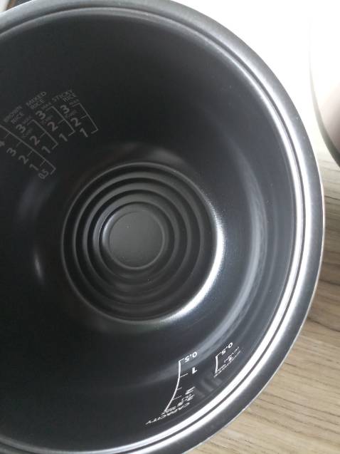 Mình mua hàng tiki nhiều nhưng đây là lần đầu tiên đánh giá sp. Nồi rất đẹp, gọn, nấu cơm ngon, giá tiền hợp lý. Thích nhất là lòng nồi dày, chắc chắn. Điểm duy nhất ko ưng để mình ko cho 5* là mùi nhựa mới khi nấu vài lần đầu. Nếu nhà sx khắc phục được điểm này thì hoàn hảo. Mình mua hàng tiki nhiều nhưng đây là lần đầu tiên đánh giá sp. Nồi rất đẹp, gọn, nấu cơm ngon, giá tiền hợp lý. Thích nhất là lòng nồi dày, chắc chắn. Điểm duy nhất ko ưng để mình ko cho 5* là mùi nhựa mới khi nấu vài lần đầu. Nếu nhà sx khắc phục được điểm này thì hoàn hảo.