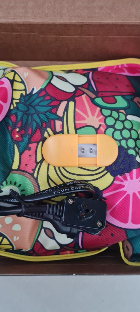 -Shop giao nhầm dây sạc mất rồi, ổ sạc trên túi có 2 chấu, mà shop kèm dây sạc 3 chấu, nhờ tiki hỗ trợ đổi lại giùm.