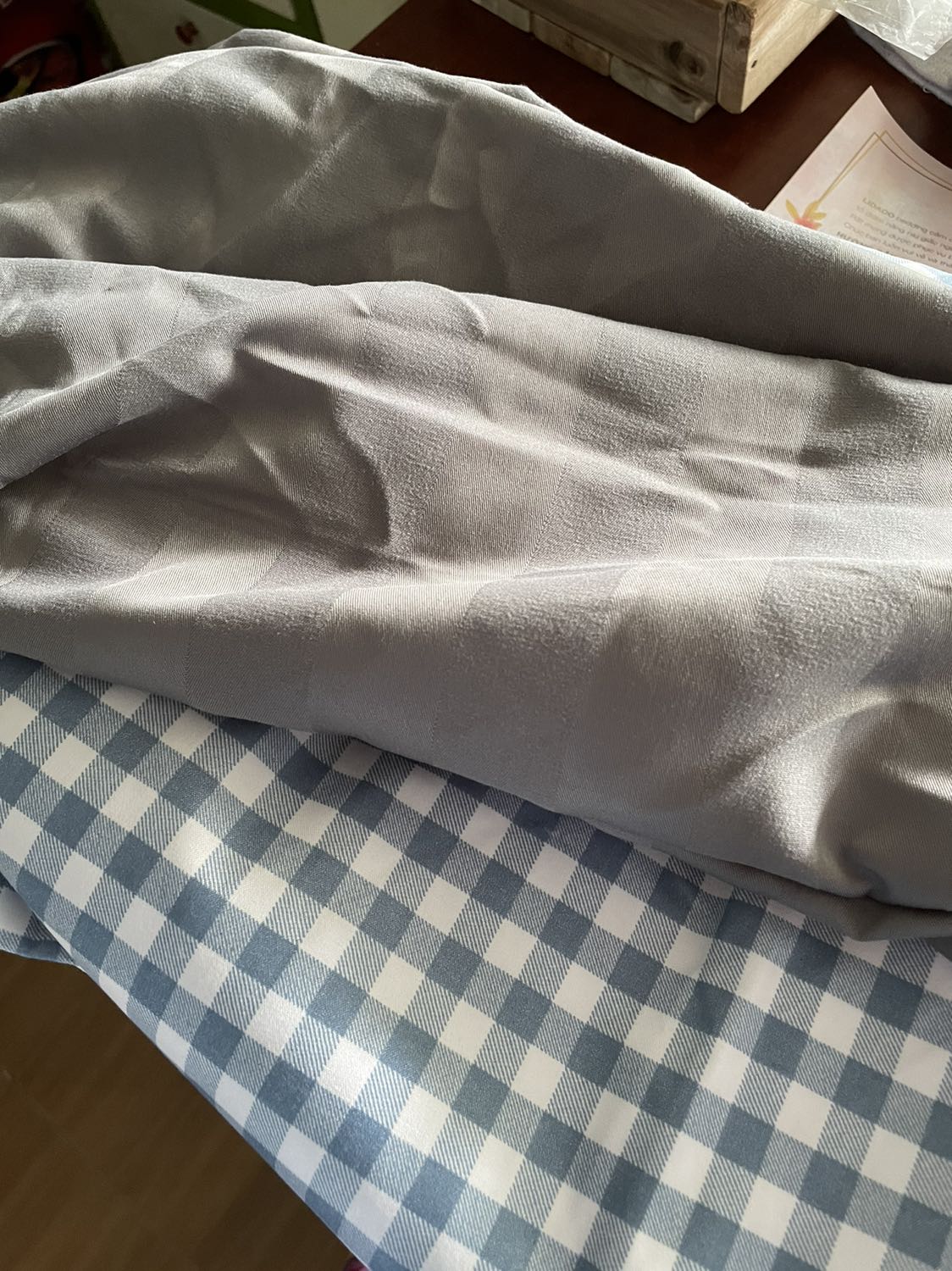 Chất ga-gối hơi bị cứng -k biết giặt xong thì có mềm hơn k?nhưng điểm trừ ở đây là shop nói tặng áo gối cùng màu nhưng thực tế k phải vậy-cho cái áo gối ôm nhìn hết muốn lấy