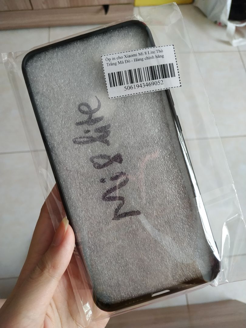 Hàng bọc cẩn thận, mới, hình in đẹp, ốp ôm khít và dày dạn. Tuy nhiên bị dày quá nên hơi khó quét vân tay