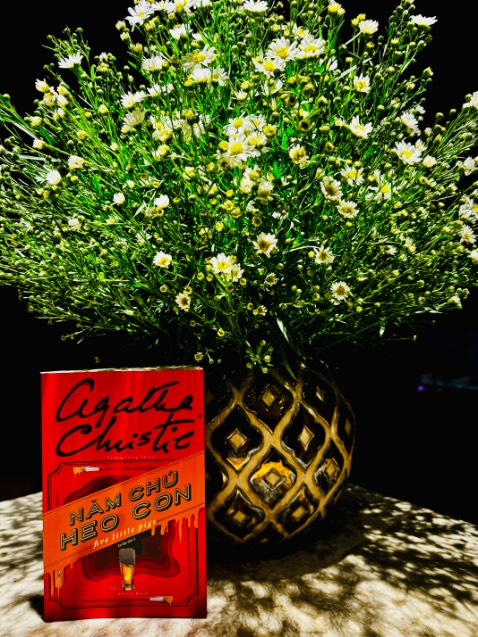 Sách đã có và đã đọc từ rất lâu rồi. Vì nxb Trẻ tái bản mẫu mới với thiết kế đồng bộ rất đẹp, thay giấy xốp tái chế bằng giấy ngà dầy đẹp láng mịn nên mua thêm để sưu tầm. Cuốn này không phải hạng top 10 của tác giả nữ hoàng truyện trinh thám nhưng cũng khá hay và hấp dẫn. Lâu rồi mới mua Tiki lại, vẫn rất hài lòng với dịch vụ giao siêu tốc. 

Sách mới tinh, còn màng co, đóng gói cẩn thận, đã có xốp chống sốc (trước đây Tiki không dùng vì bảo vệ môi trường, nhưng thực ra điều này lợi bất cập hại và làm người mua sách buồn vì sách bị hư hại trong quá trình vận chuyển). Rất hoan nghênh việc dùng xốp chống sốc để bao sách, cho 10 điểm vì điều này không có nhưng.

Shipper giao đúng hẹn, thái độ lịch sự, thân thiện.

5 sao cho tất cả.