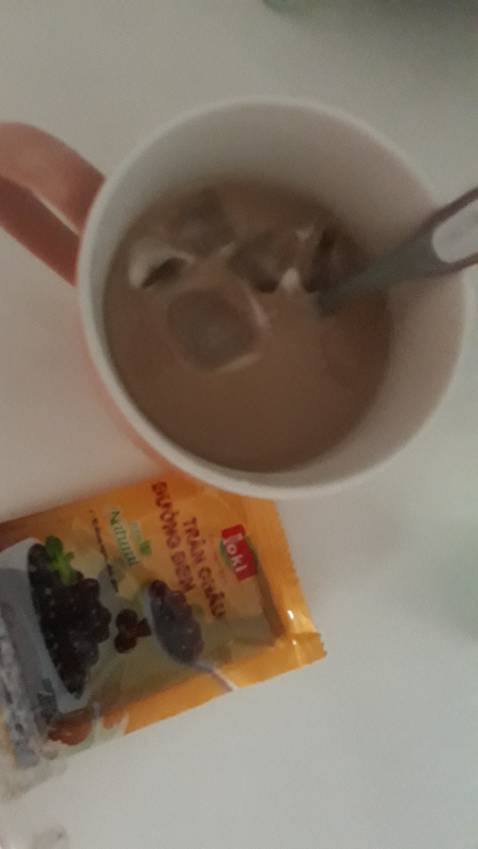 Mình pha thử 1 gói, mùi không thơm, xé bịch trân châu bỏ vào thì trân châu khi ăn có vị chua. Vị của trà sữa là ngọt rất đậm. Mình chỉ mới uống loại của Hillway (mùi thơm, trân châu ngọt, không chua), chưa uống loại Yoki bao giờ nên không rõ có phải hàng thật không mà sao trân châu lại chua??!!