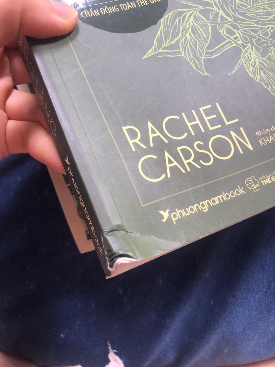 Xin chào, Tiki nổi tiếng với việc bán sách, nhiều người chọn tin tưởng tiki vì tiki làm công việc này đã lâu. Tuy nhiên, có rất nhiều phản hồi về việc tiki đóng gói quá sơ sài, chỉ bỏ sách vào hộp rồi giao. Tiki có coi trọng khách hàng của kình không vậy? Khi không tiếp nhận và sửa đổi, tiếp tục khinh thường phản hồi của khách hàng như vậy? Nhìn quyển sách mình nhận được mà quá thật vọng và tức giân với tiki. Mong sửa đổi đi ạ.