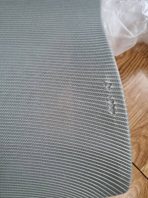 Nhà cung cấp làm việc chuyên nghiệp, khi sp có lỗi lưng ghế có 2 vết rách nhưng nhà *** đã liên hệ để gửi lưng ghế mới thay thế. Xin cảm ơn