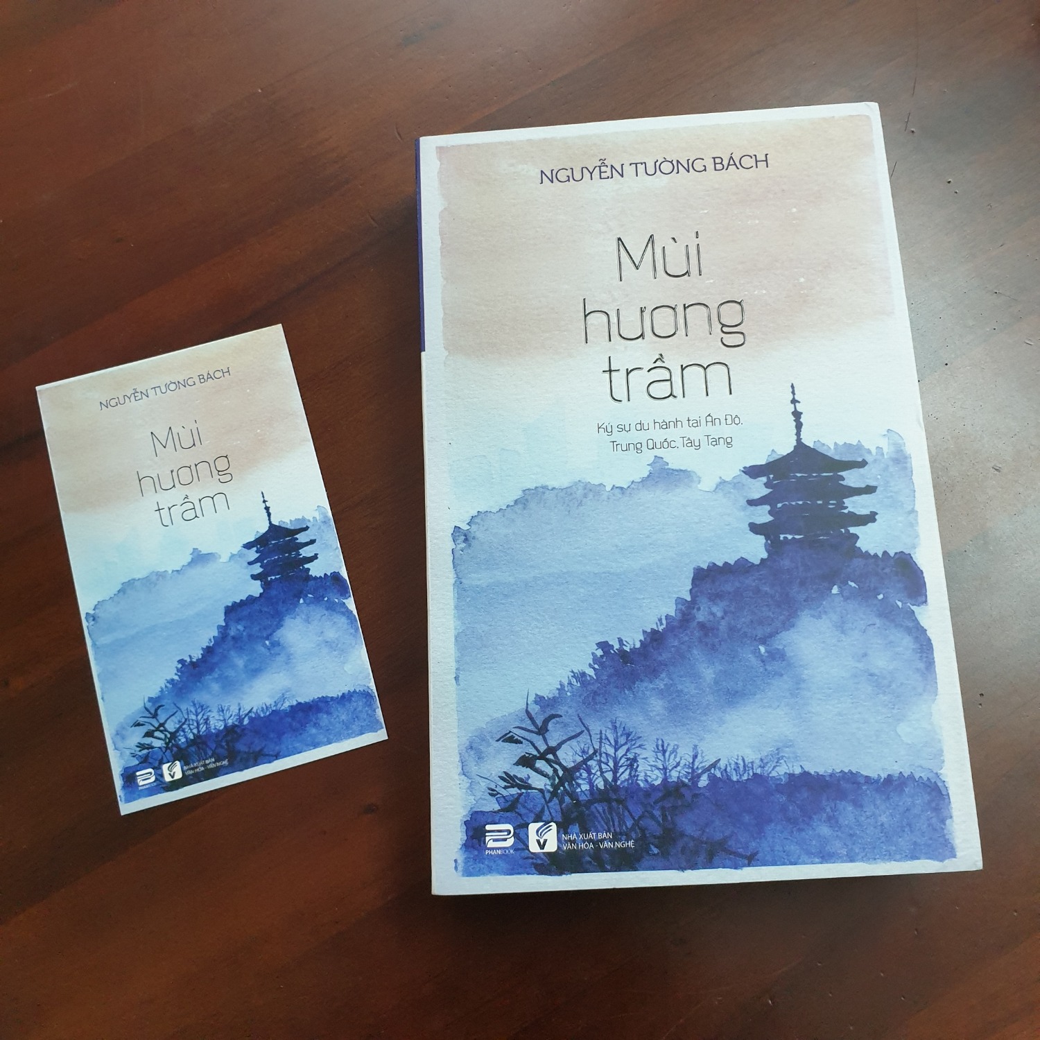 Sách mới nhận chưa có thời gian đọc, nhưng cảm nhận ban đầu rất tốt. Sách được bọc màng nilon rồi mới cho vào hộp nên không bị trầy xước. Chất lượng in và giấy tuyệt vời! Còn có miếng đánh dấu trang nữa. Có thể thấy Tác giả và nhà in rất chỉn chu.