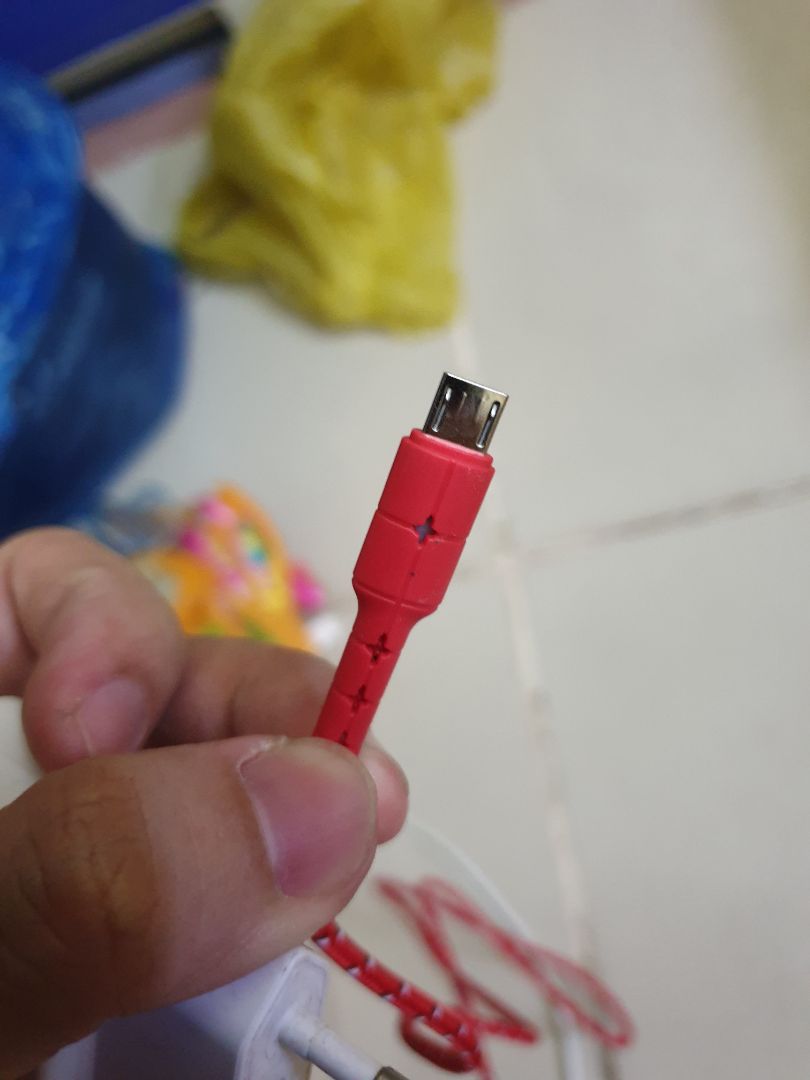 Tốc độ sạc thì fast charging Samsung, nhưng mà chất lượng nhựa nhìn thấy ọp ẹp quá. Có đèn báo hiệu khi cắm sạc.