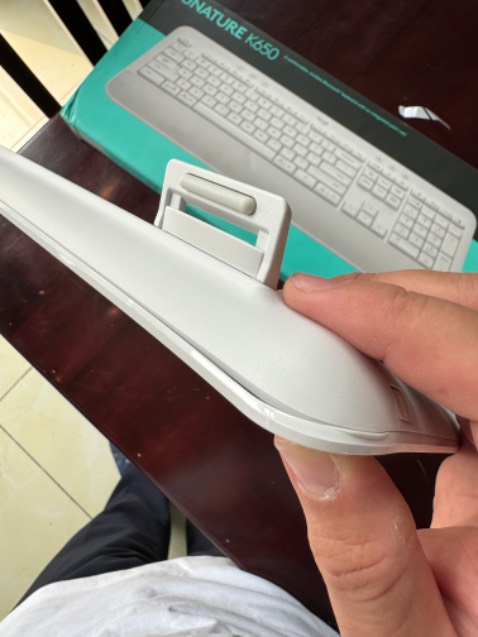 Vừa mới nhận đc đơn hàng khi khui ra thì gặp tình trạng bàn phím bị hở góc phải trên cùng, móp có lẽ do đã bị va đập trong lúc vận chuyển.