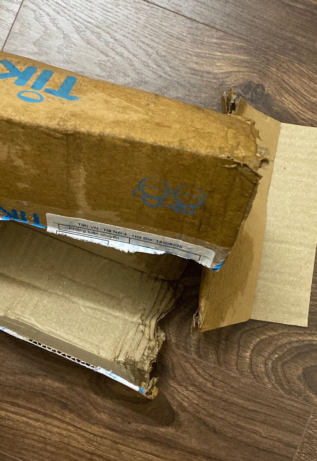 Rất bực mình vì Tiki không gói hàng cẩn thận. Bọc mỗi hộp và sách không thèm bọc thêm túi. Dính trời mưa cái là ướt thấm cả hộp lẫn sách. Làm ăn không có tâm gì cả, giao hàng thì chậm !