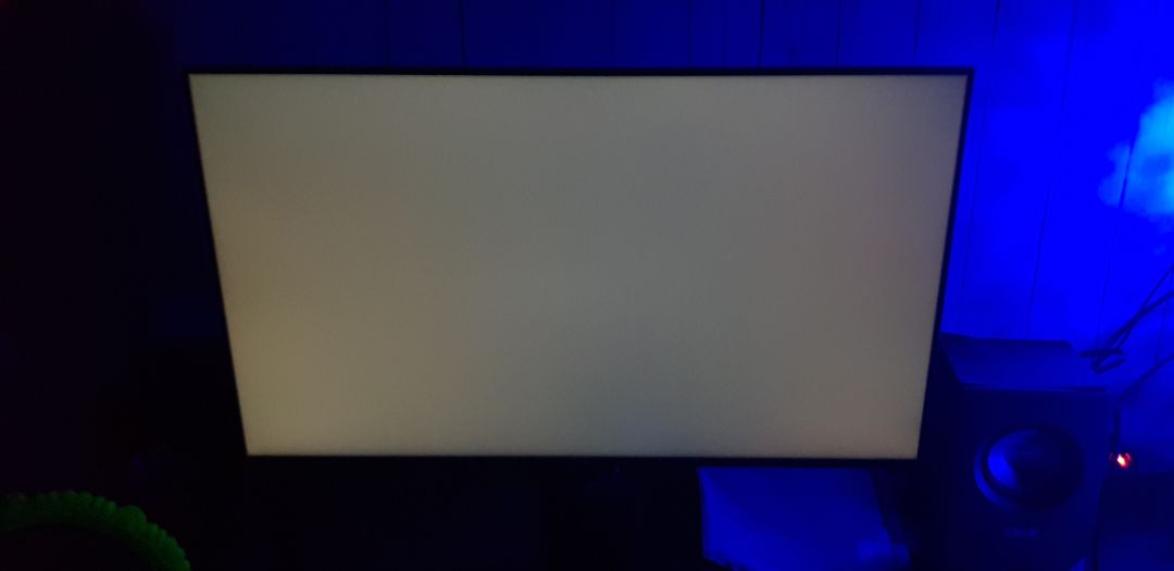 Hôm trước vừa vào đặt thấy có tikinow hôm sau đặt thì k thấy nữa, gọi điện hỏi tổng đài thì bảo k sẵn hàng. Đành đặt giao thường thì hẹn 5 hôm sau mới có. Đùng cái tối đặt chiều hôm sau lại giao luôn k kịp trở tay :))
Màn thì hình như của mình k bị hở sáng
Check bảo hành thì 1/5/2*** tháng luôn :))
Nói chung lần đầu mua hàng tiki k ngờ giao hàng nhanh như vậy, chưa đc dùng tikinow k biết thế nào chứ giao thường thế này nhanh hơn mấy trang thương mại khác rất nhiều