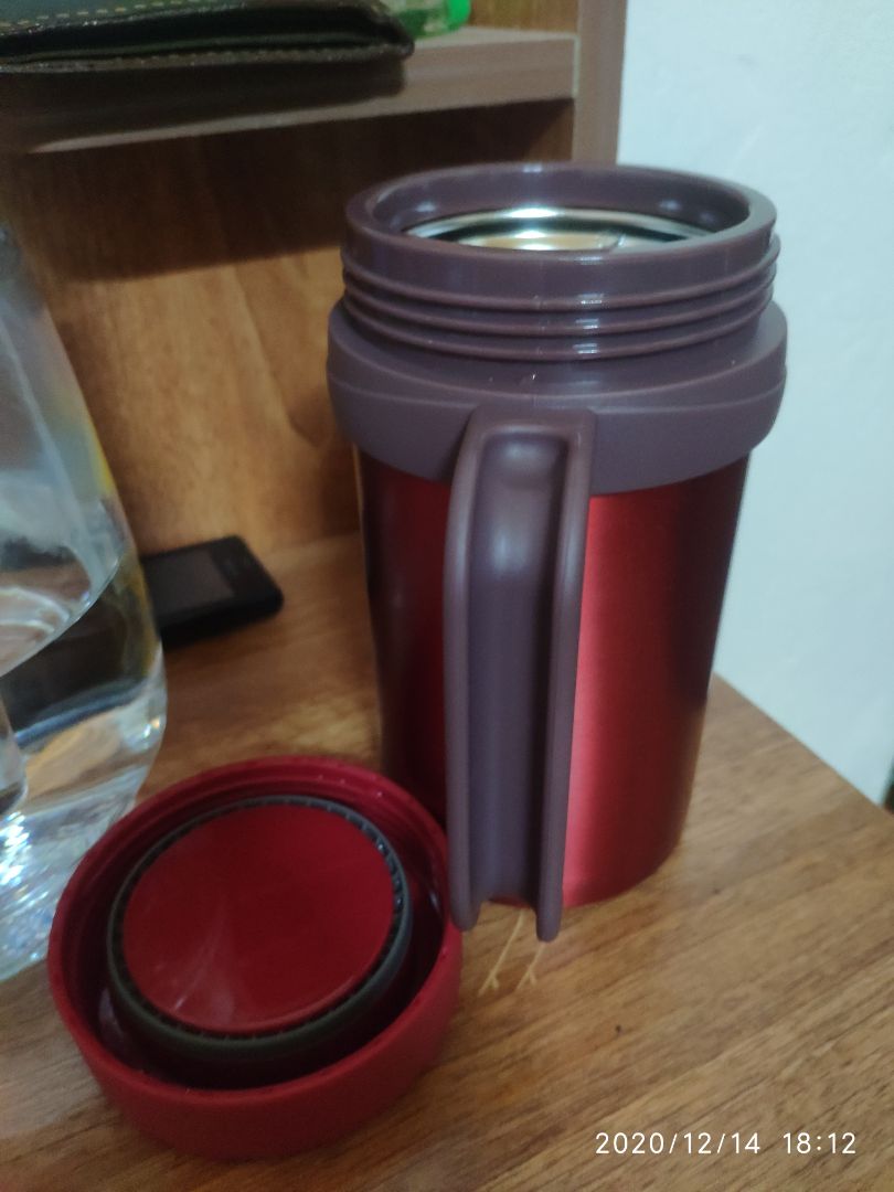 Cảm nhận ban đầu. Gia công bình thường, dập từ miếng inox hàn lại, mang tiếng hàng thương hiệu, phần nắp miệng ko phải bằng inox như sp khác, đế ko có cao su chống trượt như mô tả, ko biết phải hàng thật ko, mong tiki phản hồi.
Do mua hôm sale nên tạm đc, chứ tầm giá như vậy mọi người nên tìm sản phẩm khác tốt hơn. Mùi nhựa còn nhiều như các bạn trước phản ánh