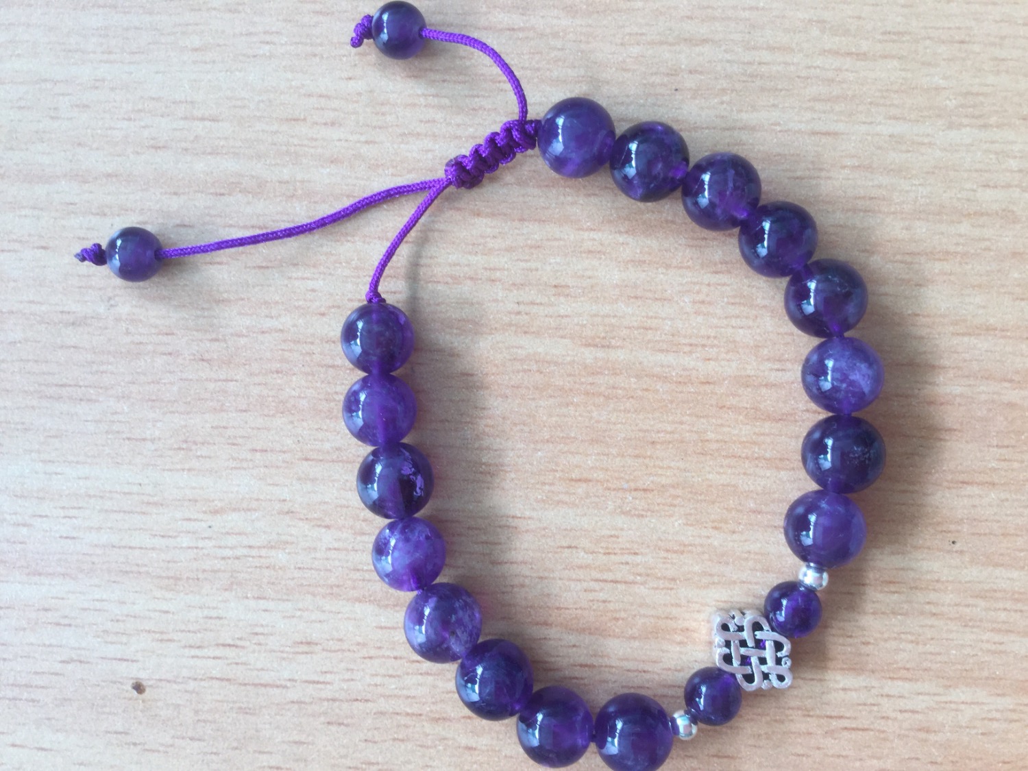 Vòng tay dễ thương, giống với hình, hài lòng khi nhận hàng.