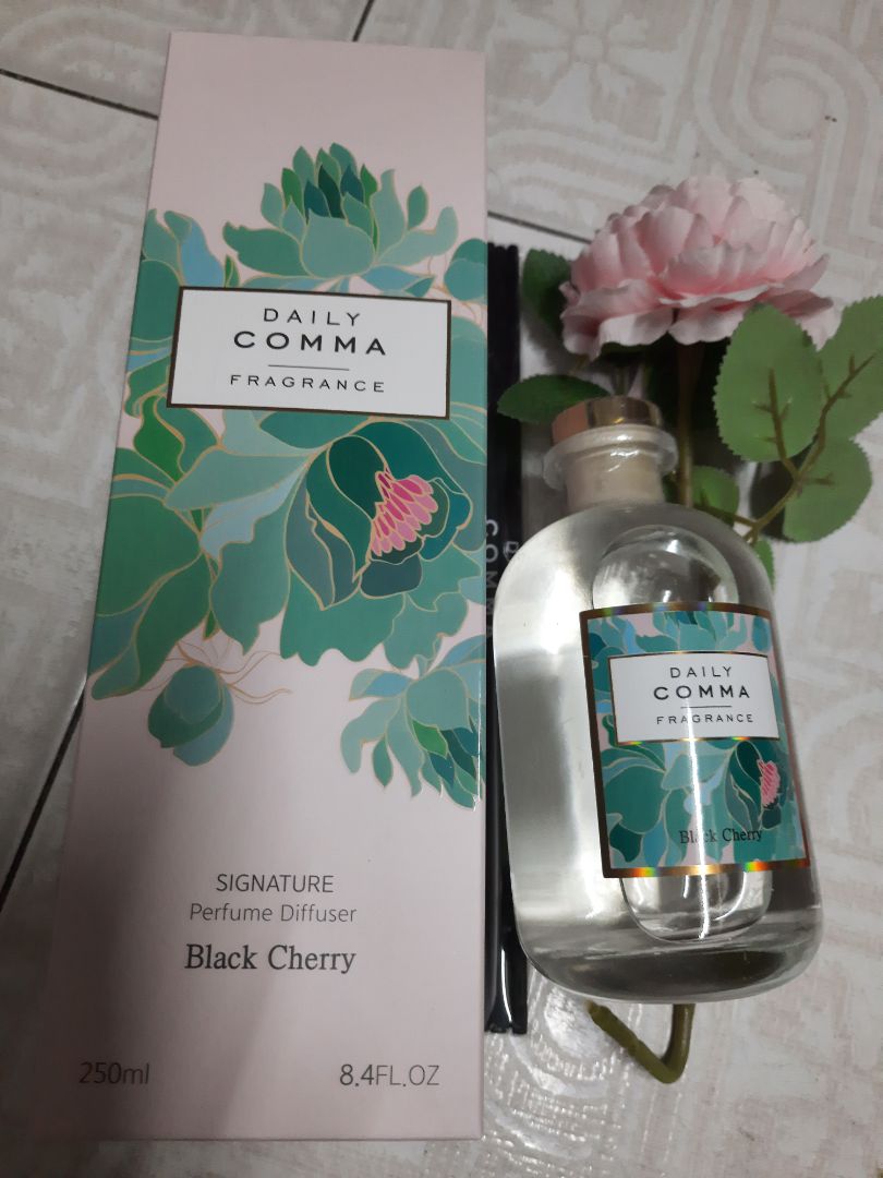 Mùi black cherry này tỏa hương ko nhiều, kiểu mùi hương hoa tươi mới. Chai miểng chắc chắn 500ml dùng dc 3 tháng. Đợt trước mua chai 100ml mùi daily laundry mùi kiểu quần áo mới giặt sạch xong í, thơm tho mát mẻ, lại tỏa hương mạnh nữa, chưa kể shop còn tặng thêm sample. Đợt này mạnh dạng đặt chai 500ml to ụ lại chả dc gì :(