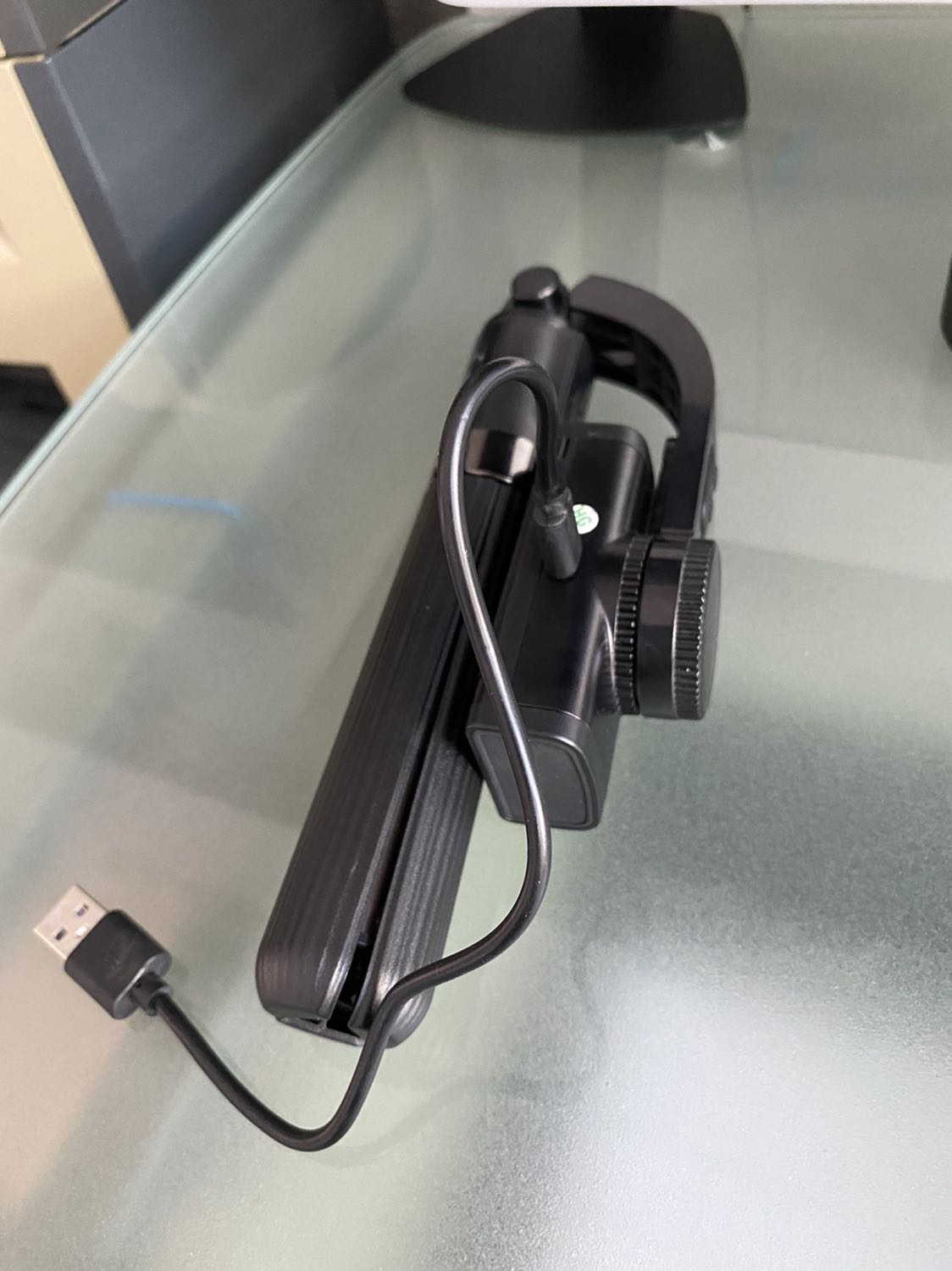 Hàng giao nhanh theo yêu cầu, thiết kế đẹp. Có điều chỉ để điện thoại chiều đứng chứ nằm ngang thì không được. Về remot chưa sử dụng nên chưa đưa ra đánh giá được!