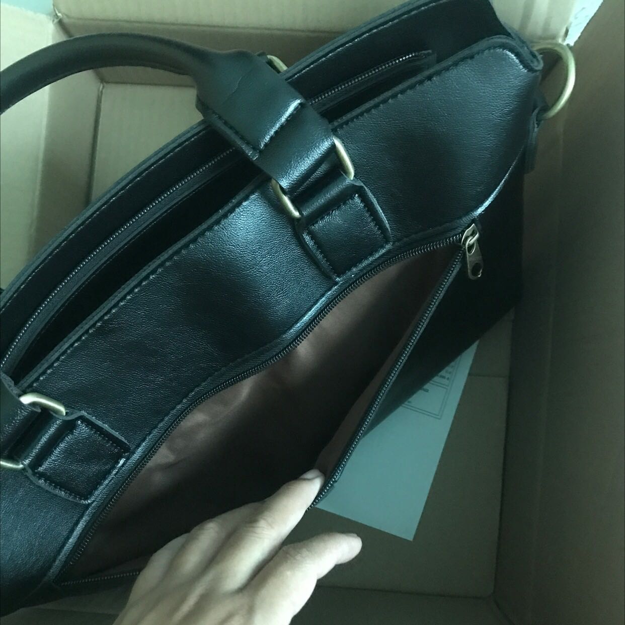 Giá quá rẻ, chất da mềm dầy dặn, đường may không lỗi lầm. Nên mua nha mọi người . Đóng gói chắc chắn . Cảm ơn Shop nhiều