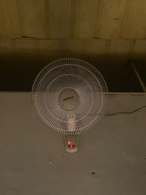 Quạt êm, đẹp, hơi khó bẻ lên xuống xíu. Giao hàng nhanh và đóng gói kỹ càng. Quạt êm, đẹp, hơi khó bẻ lên xuống xíu. Giao hàng nhanh và đóng gói kỹ càng.