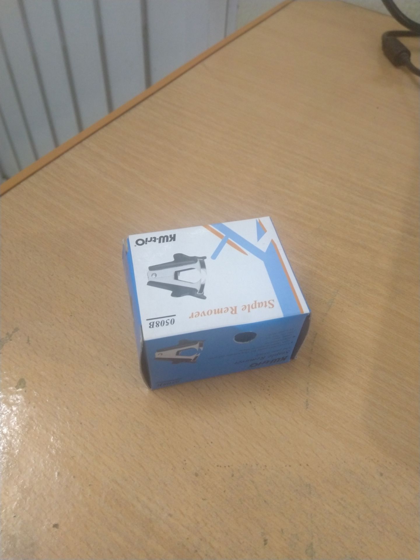 Nhỏ nhưng có võ. Mũi nhọn rất sắc, nghịch thử rách cả giấy. Gỡ ghim rất tiện lợi, đỡ đau tay. Rất tiện cho những bạn hay xé vở làm giấy kiểm tra. Tiki giao hàng nhanh chóng.