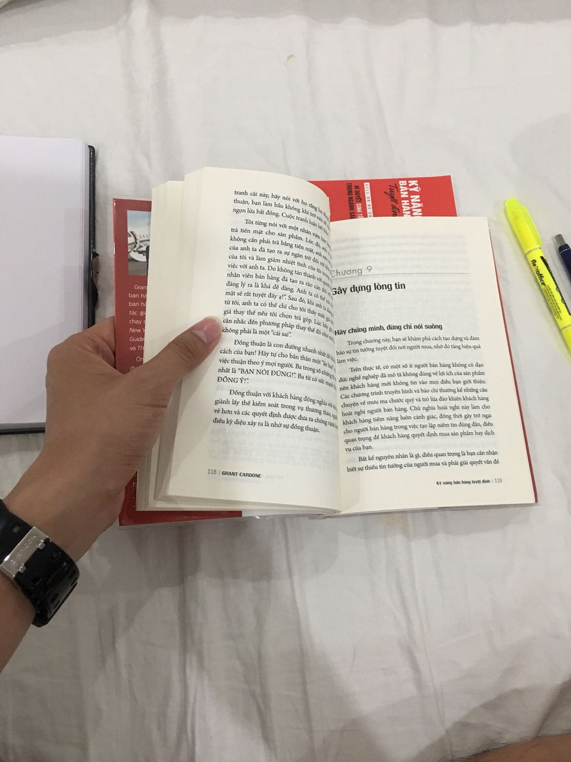 Mình rất ít khi review sách nhưng với cuốn này mình phải đích thân khen ngợi mới được. 1 cuốn sách đỉnh cao về nghệ thuật bán hàng, rất có ích cho người mới khởi nghiệp như mình, cảm ơn tác giả nhìu vô cùng !