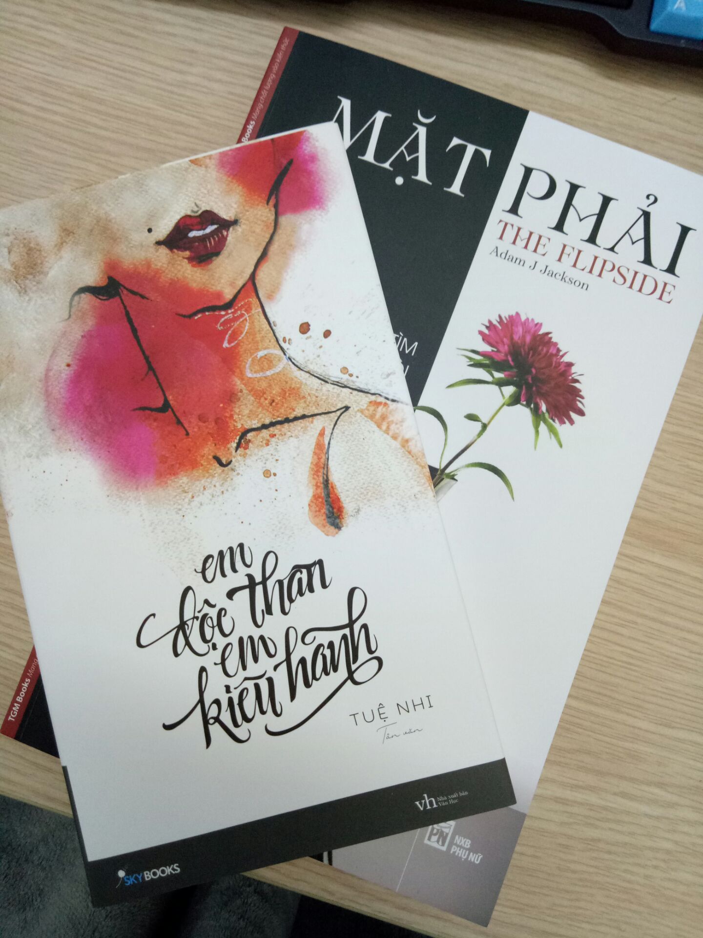 Nhận được sách phấn khích cực kỳ, bìa đẹp, giấy cuốn Mặt Phải tốt, cuốn kia tạm tạm, *** khổ thay cả 2 cuốn không có cuốn nào có tờ Book Mark để đánh dấu trang