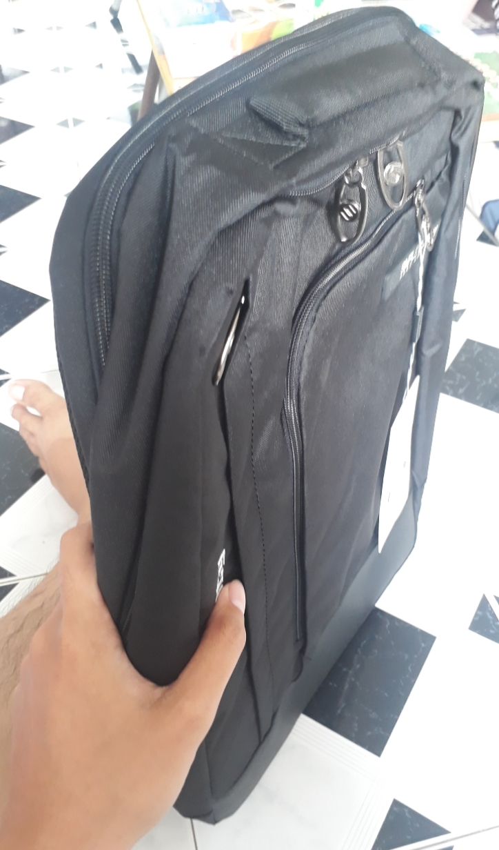 Balo đựng vừa laptop 15.6'' nên hơi to với nữ, thích hợp cho những bạn nam cao to =))
Chất vải dày, nhiều ngăn để đồ, chưa thử đi mưa nên chưa biết có chống nước không
Bảo hành 10 năm cơ mà phiếu bảo hành không ghi ngày mua hàng :))