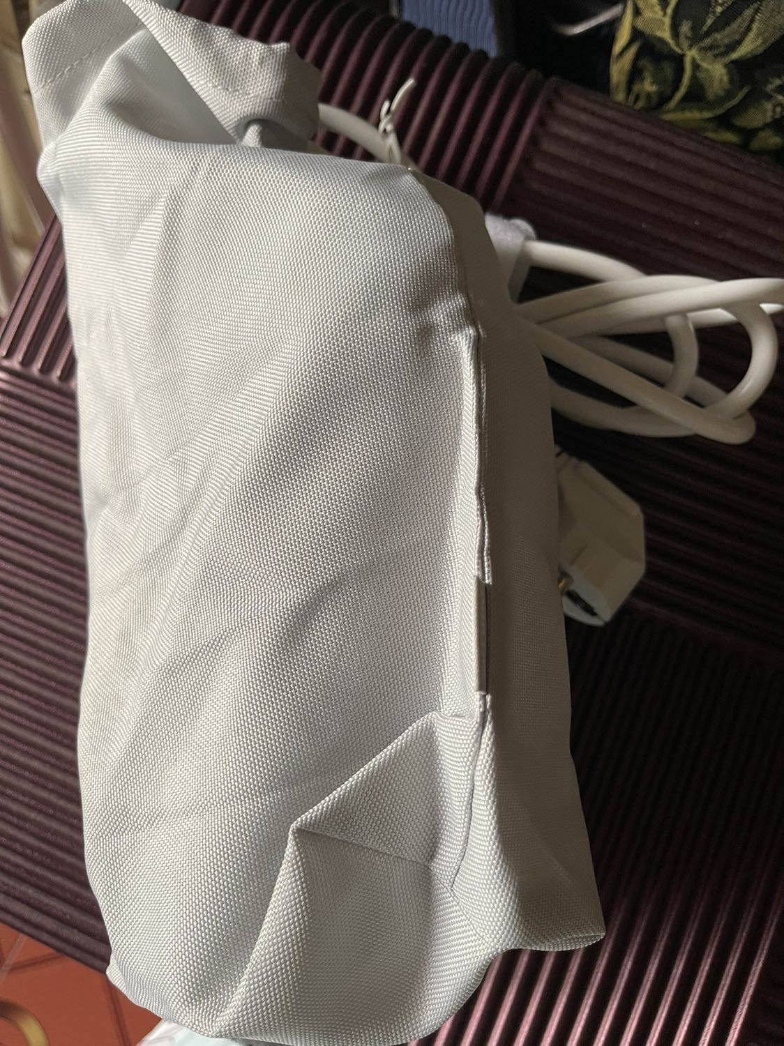 Bàn ủi nhẹ, mày sắc sang trọng, có thể gập lại được nên tiết kiệm diện tích khi đem theo. Có túi đi kèm chống trầy xước. Hơi nước rất nóng, đồ mau thẳng. Chỉ có 1 lưu ý là xài xong còn nước phải đổ hết nước ra. Nếu không nước sẽ rỉ ra ngoài nếu đặt nằm nghiêng!