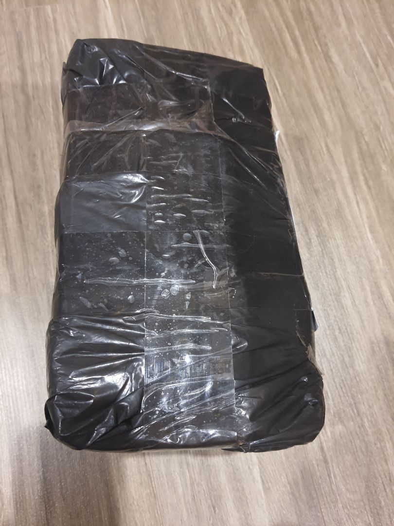 đây gọi là thùng giấy ăn à các bạn, tôi đặt là 1 thùng giấy ăn 30 gói, vậy mà các bạn giao cho mình gói này đây đây gọi là thùng giấy ăn à các bạn, tôi đặt là 1 thùng giấy ăn 30 gói, vậy mà các bạn giao cho mình gói này đây