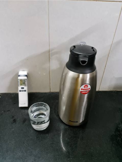 Sản phẩm đẹp. Giữ nhiệt tốt, sau 36h vẫn còn trên 50°C. Nắp đóng mở tiện dụng, bóp hai bên để đóng mở hoặc để nắp lên rồi nhấn xuống để đóng. Nước rót thành dòng tròn gọn. Vòi ngang hạn chế rớt bụi hoặc vật lạ vào miệng rót. Trong ngoài và cả phần đáy bình đều bằng inox, chỉ duy nhất phần nắp và tay cầm bằng nhựa. Đáy ngoài bằng inox đẹp sẽ bền nhưng hơi ồn khi đặt xuống mặt bàn hay mặt bếp bằng đá