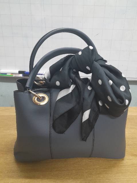 (*) Đánh giá không tính điểm
Shop đóng gói không cẩn thận, hàng giao đến nơi rách ra như này. Quai túi trầy da một chút mất thẩm mỹ quá, mình không muốn đổi trả hàng lôi thôi vì dù sao túi cũng rẻ tiền chứ không phải cao cấp nên buộc khăn vào tạm.
Bên trong túi dây kéo và các ngăn khá ổn. Đáy túi có vết móp mình không biết làm sao căng ra được. Shop có nhét độn giấy khá dày bên trong nhueng nó vẫn móp.