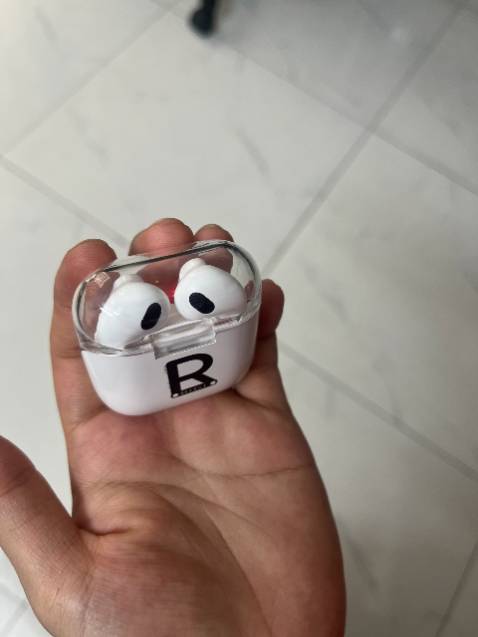 Tai nghe đẹp quá, dùng mấy hôm rồi nhưng vẫn mượt. Nhỏ nhắn nhưng pin đc lâu, có lần mình đeo cỡ 3 tiếng liên tục nhưng vẫn còn pin.
Về chất âm thì OK, có âm bass, tiếng nhạc êm. Chủ yếu vẫn thích thiết kế nhỏ và nhẹ của tại nghe