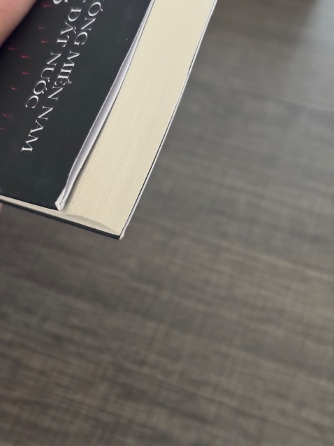 Lần đầu tiên thấy nxb nào đóng gói sách mà cẩu thả như vậy luôn, đống trong 1 cái thùng r gửi đi, chứ không có chống sốc gì hết. Đến tay khách thì sách vừa móp gốc vừa bẩn.