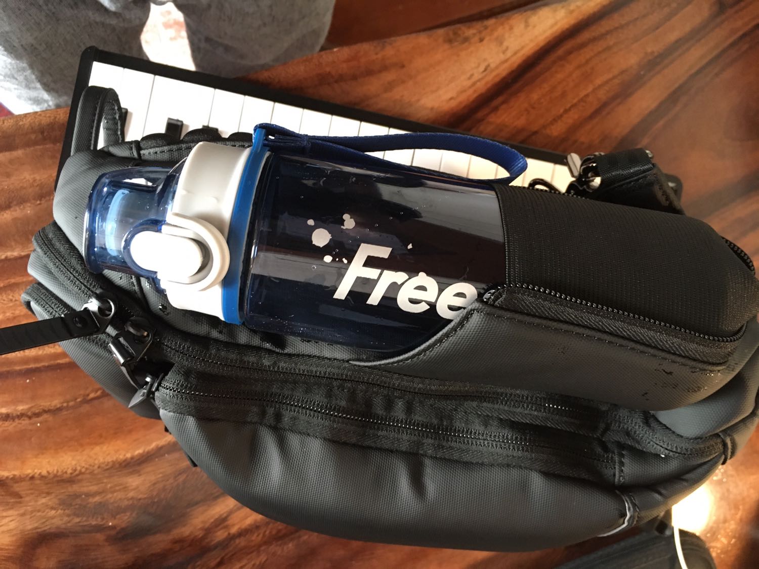 Quá tuyệt vời, chất liệu vải tốt, cứng cáp, có 2 túi đựng nước hoặc đèn pin 2 bên (đựng bình ngắn thôi), bên trong có nhiều ngăn nhỏ đựng phụ kiện, ngăn đựng iPad chỉ vừa iPad Pro 11inch, đó là chưa gồm case, việc lấy ra bỏ vào iPad cũng khó khăn hơn, phải mở rộng khoá kéo ngăn chính mới dễ lấy iPad. Mặt áp vào lưng có nhiều đêm nên chỉ việc áp màn hình iPad vào hướng đó là thay cho case được rồi. Còn lại rất tuyệt.