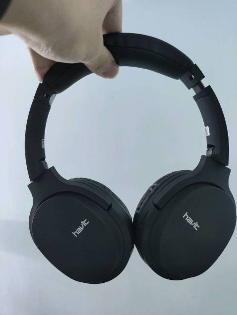 Tai nghe đeo êm cực, pin rất trâu nha, con tai nghe ưng ý nhất từ trước đến nay, rất hài lòng, bạn nào tính mua thì mua luôn nha, khác bọt vs mấy con 150,200 lắm