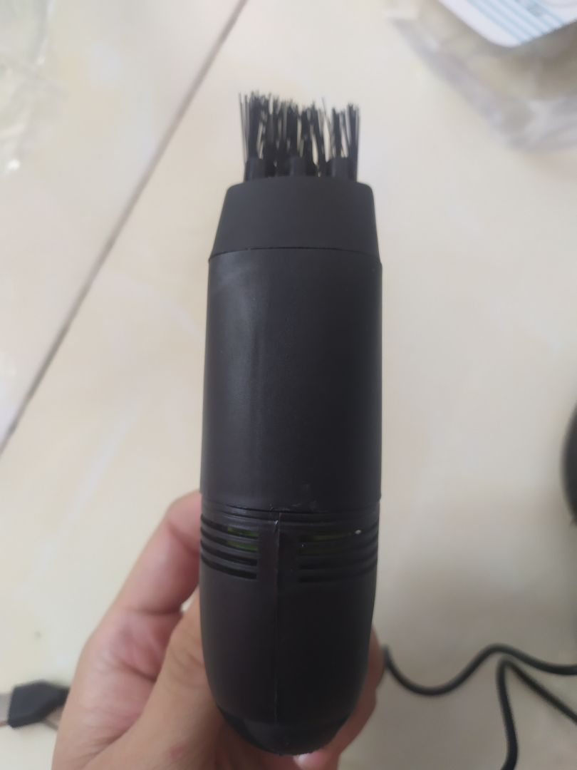 Đặt hồi khuya tới sáng giao hàng luôn. Nhận đầy đủ sản phẩm. Máy hút bụi nhỏ dùng tốt và tiếng máy hơi ồn. Bộ vệ sinh laptop này phù hợp với túi tiền