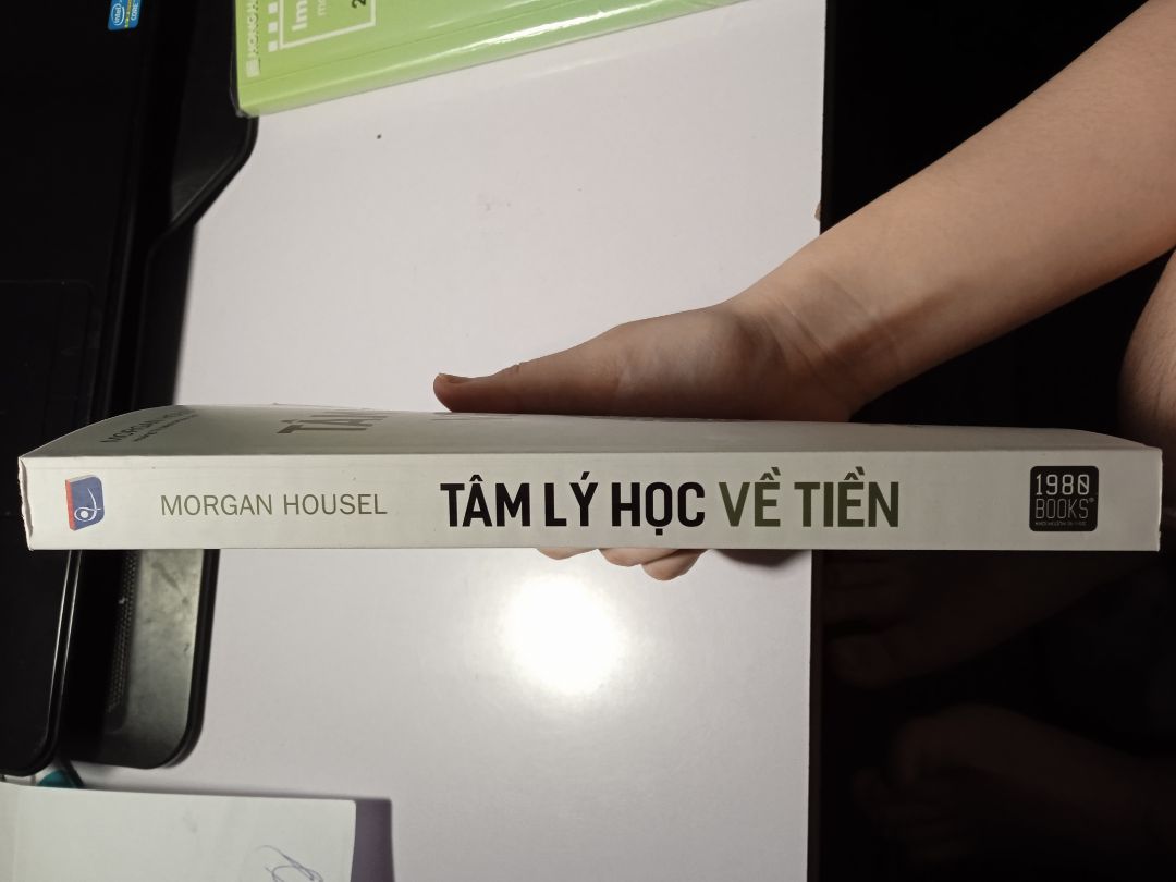 Đọc được 1/3 cuốn sách, mình có được góc nhìn rộng hơn về tiền và cách đầu tư cũng như kiếm tiền. Rút được bài học của những người đi trước, có nhiều lời khuyên bổ ích để tăng cường thu nhập cá nhân. Về cơ bản thì đây là cuốn sách đáng mua, với giá thành rẻ, bao bì đẹp, lỗi chính tả hầu như không gặp, vận chuyển thì không có bọc gói, gáy sách hơi lỗi nma chấp nhận được. Giao hàng cũng nhanh và ổn. Kết luận: Nên mua.