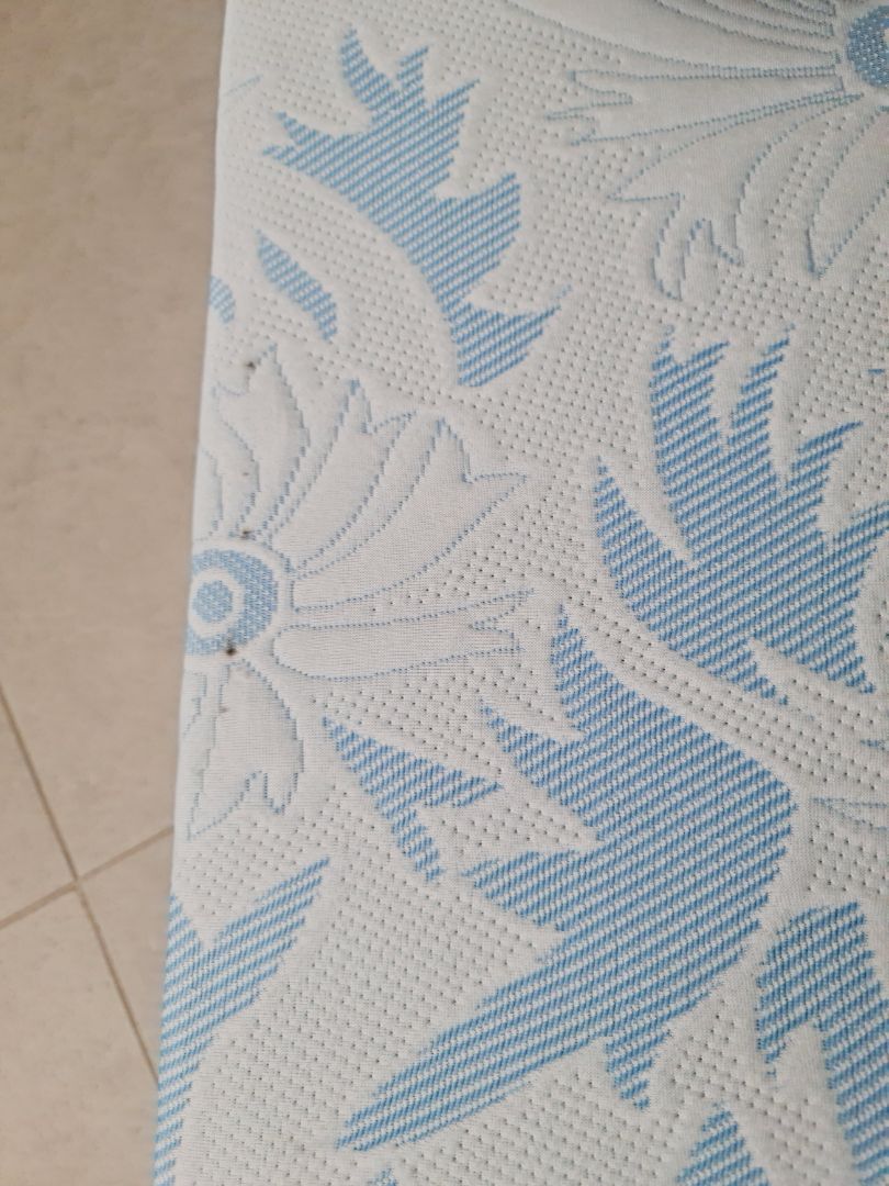 Nệm đúng như nhà bán hàng thông tin. Nhưng bên giao hàng cẩu thả, không có trách nhiệm, để nệm bị thấm nước và vấy bẩn như hình, dặn 1 đằng giao 1 nẻo Nệm đúng như nhà bán hàng thông tin. Nhưng bên giao hàng cẩu thả, không có trách nhiệm, để nệm bị thấm nước và vấy bẩn như hình, dặn 1 đằng giao 1 nẻo