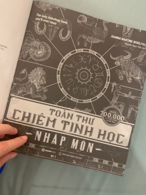 Sách đẹp. Tiki giao hàng rất nhanh và chuẩn. Sách mới và lành lặn ko 1 vết xước. Giá tốt. 
Review 1 chút về sách:
Sách dc chia mục lục khá rõ ràng và dễ đọc, dễ nắm bắt kiến thức. Nhưng cá nhân mình thấy chưa đủ sâu và còn bị lược thông tin, ko đầy đủ. Cụ thể là 1 vài khái niệm như Long Thủ (True Node/ North Node) và Chiron, xuất hiện ở hầu hết các biểu đồ cung hoàng đạo thì chưa dc giải thích rõ ràng và bị lược bỏ trong hầu hết các chương có liên quan. Phần góc chiếu và biểu đồ cặp đôi còn sơ sài so với nội dung tổng thể cuốn sách. Tên gọi của 1 số cung chưa phải là tên phổ biến nhất nên hơi mất thời gian để ngồi tra cứu lại (cung Dương Cưu, Thiên Xứng, Ngư Dương... lần đầu mình dc nghe luôn, bình thường mình vẫn biết 3 cung đó là Bạch Dương, Thiên Bình, Ma Kết). Theo mình, 1 số khái niệm nên dc để bằng tiếng Việt và tiếng Anh song song để dễ tra cứu hơn là để phần từ vựng ở cuối. Và ý cuối cùng mình muốn đóng góp chi tác giả/ nhà in cuốn sách, là nên in tên tiếng Việt + Tiếng Anh + biểu tượng của các cung hoàng đạo lên trên bookmark để người đọc tiện tra cứu, nhất là khi các biểu đồ cung hoàng đạo hiện nay chỉ hiển thị biểu tượng của các cung chứ ko hiển thị chữ. Cảm ơn tác giả, dịch giả, nhà xuất bản, Tiki và bên giao hàng vì cuốn sách đã giúp mình tổng hợp dc khá nhiều kiến thức tổng quan về chiêm tinh học. Review của mình sẽ dành cho nội dung cuốn sách nhé.